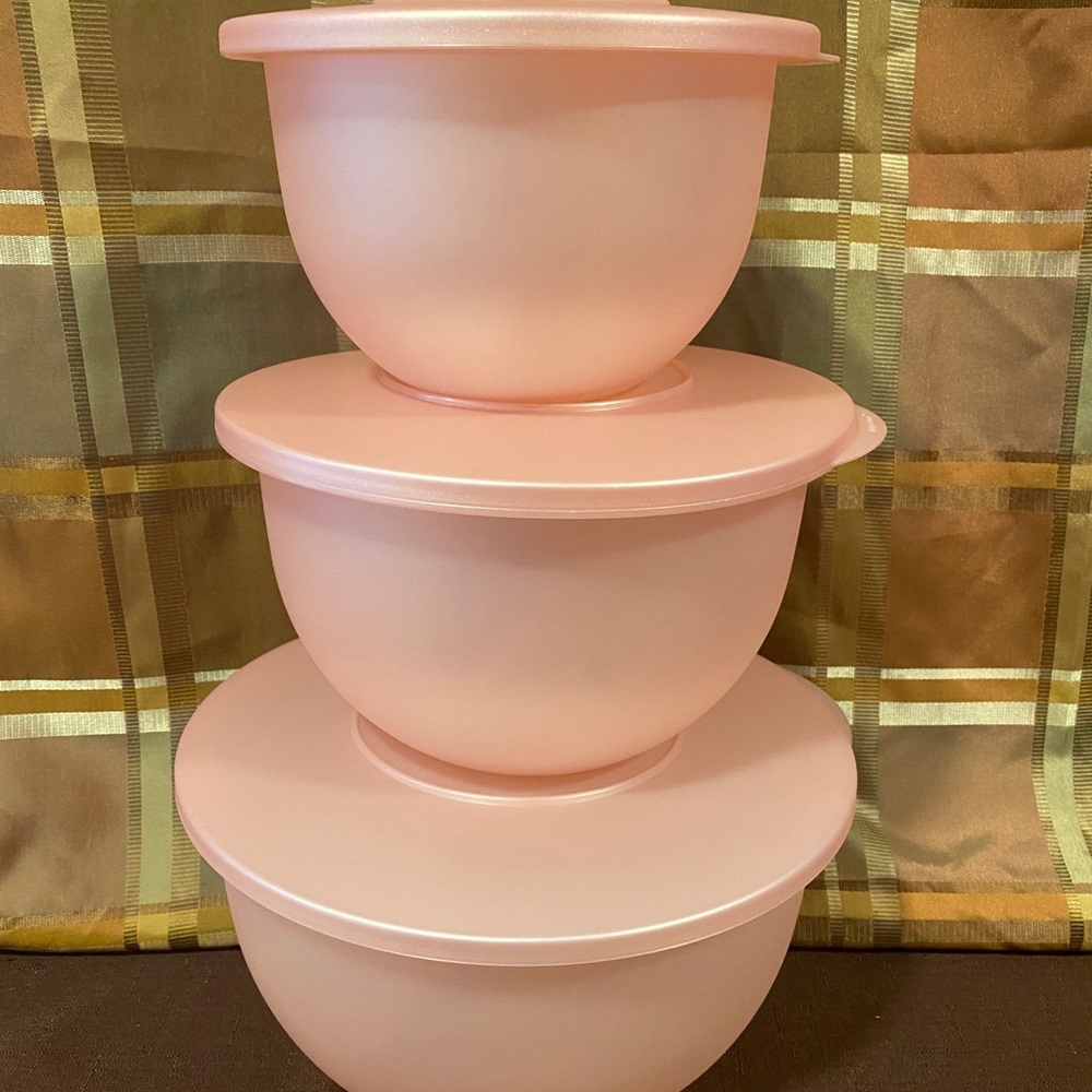 Tupperware bowl set